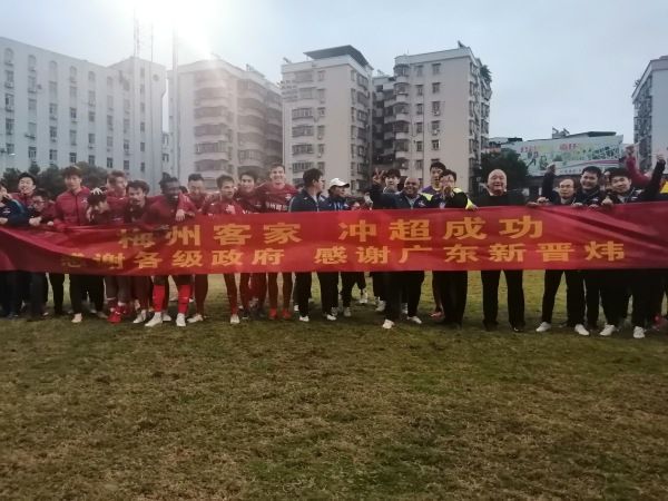 费兰斯•高德勒（约翰尼•哈里戴 Johnny Hallyday 饰）20年前曾是叱咤风云的杀手，收山后他在巴黎开了一家餐馆，过着安静平和平静的日子。某天，他假寓在澳门的女儿爱莲（Sylvie Testud 饰）一家遭到不明身份的杀手的攻击。女婿和两个外孙全数遇难，只有爱莲侥幸逃生。费兰斯得知动静后赶紧从法国赶往澳门，在见到现场的惨状后，他决心不吝一切价格为女儿一家复仇。因为人生地不熟，费兰斯的查询拜访毫无进展。偶尔间，他在酒店遭受一路暗算事务，三个杀手阿鬼（黄秋生 饰）、阿柱（林家栋 饰）和肥乐（林雪 饰）给他留下极深的印象。颠末短暂的摸索和接触，费兰斯决议雇佣阿鬼三人作为辅佐。凭仗爱莲留下的线索和在凶案现场的勘查，世人逐步缩小包抄圈，一场复仇战随即暗暗地睁开，而幕后的诡计也渐渐浮出水面……